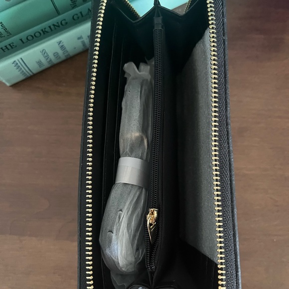 New Mary & Martha Crossbody Wallet - Picture 2 of 5